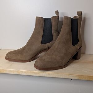 NIB Steve Madden Rockwell Cognac Suede Chelsea Boots Chunky, Stacked Heels‎